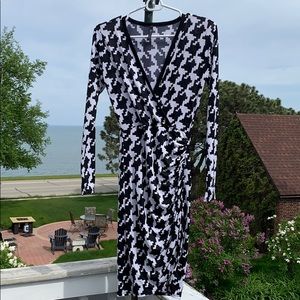 Sexy houndstooth formfitting b & w midi dress